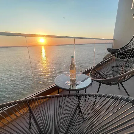 Solid Barrels Luxury Apartments Mamaia Exterior foto